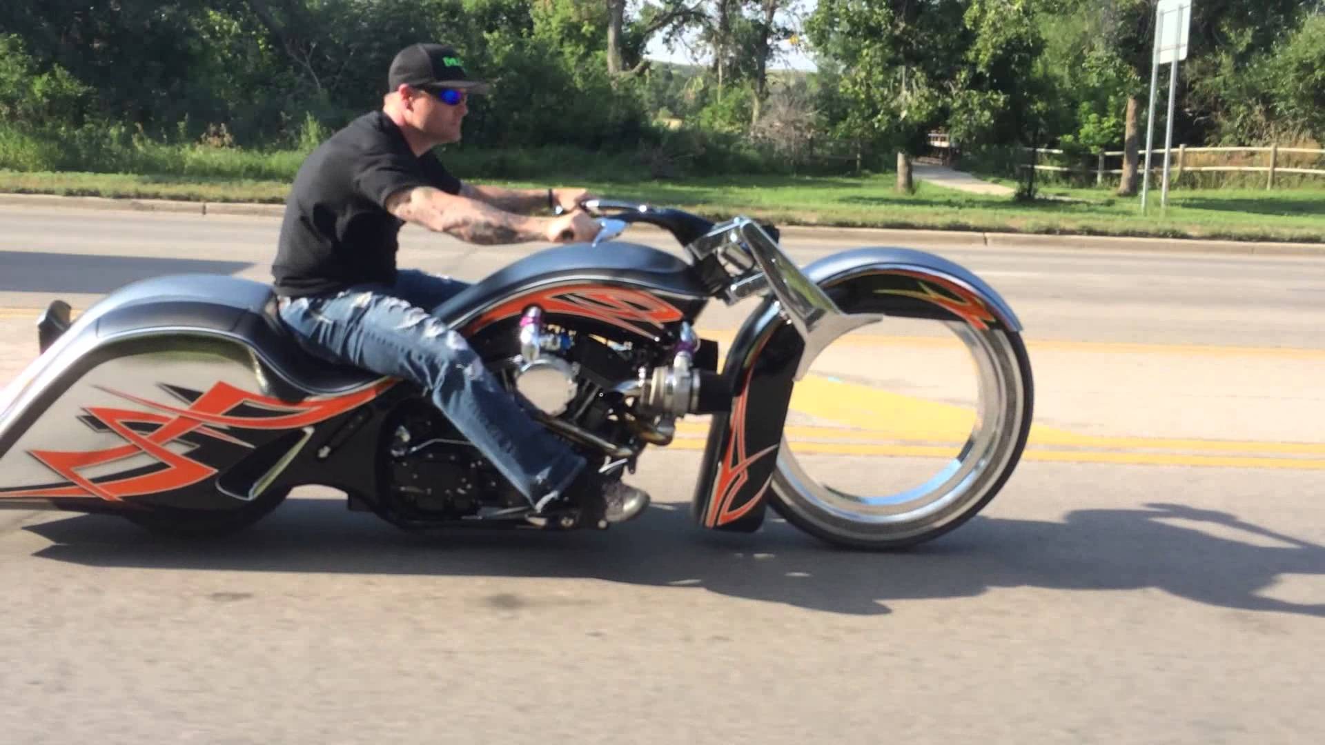 Harley Motorcycle Without Wheel Hubs!