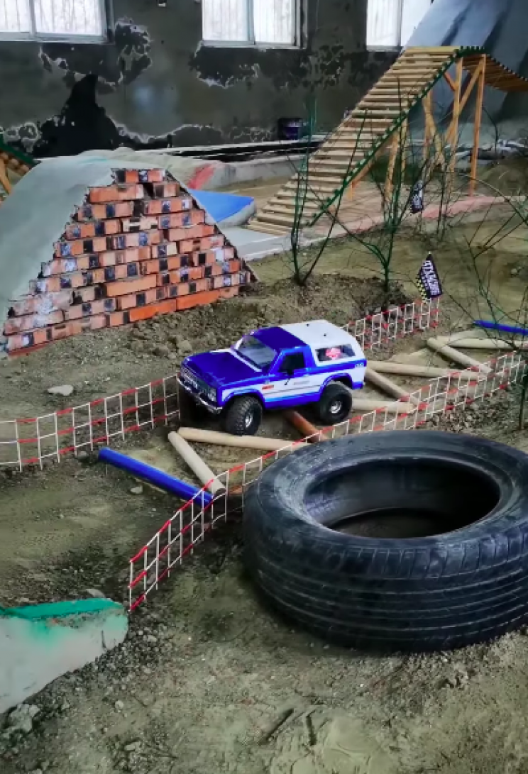 RC Chevy Blazer Smashes Its Way Through Obstacle Course RC Chevy Blazer Smashes Its Way Through Obstacle Course