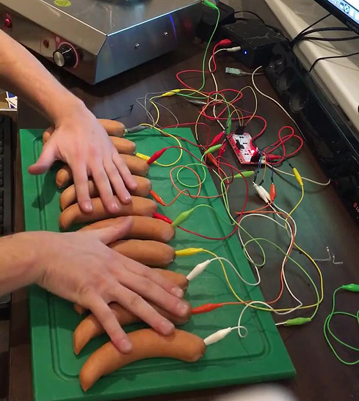 German Hacker Turns 10 Sausages into a Working Piano German Hacker Turns 10 Sausages into a Working Piano