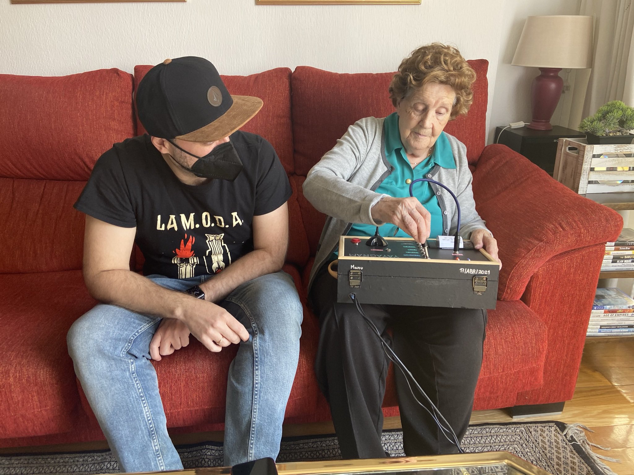 Yayagram: Ingenious Device Helps Creator's Grandma Use Telegram Yayagram: Ingenious Device Helps Creator's Grandma Use Telegram