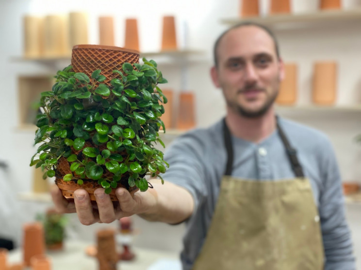 This Designer Came Up With a Self-Watering, No-Soil Planter This Designer Came Up With a Self-Watering, No-Soil Planter