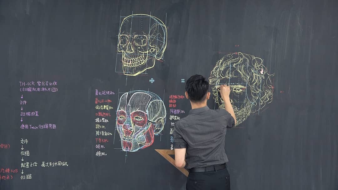 This Taiwanese Lecturer Draws Stunning Anatomical Drawings on the Chalkboard This Taiwanese Lecturer Draws Stunning Anatomical Drawings on the Chalkboard