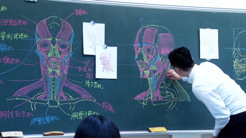This Taiwanese Lecturer Draws Stunning Anatomical Drawings on the Chalkboard This Taiwanese Lecturer Draws Stunning Anatomical Drawings on the Chalkboard