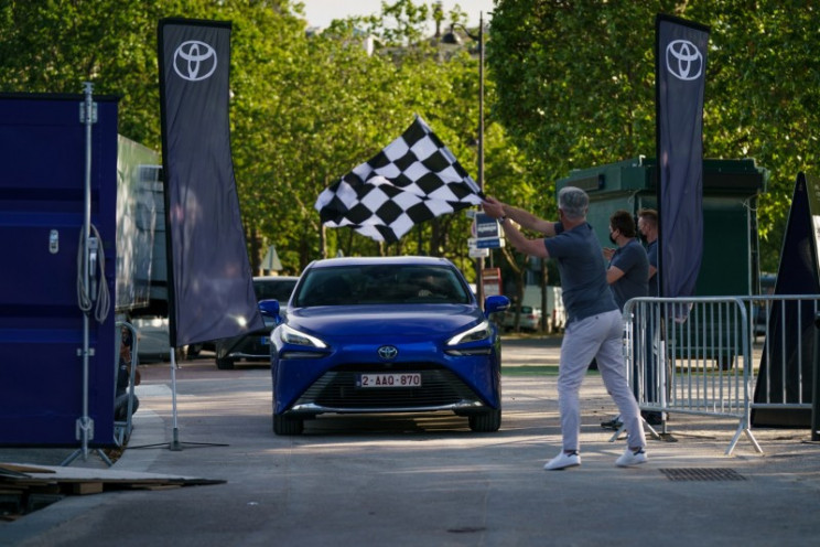 Toyota Mirai Breaks World Record for Driving on Hydrogen with 623 Miles Toyota Mirai Breaks World Record for Driving on Hydrogen with 623 Miles