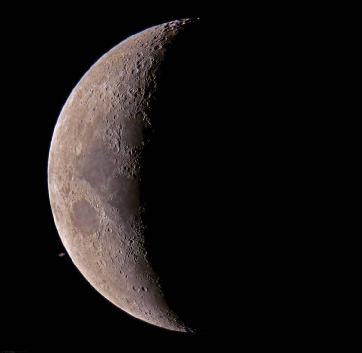 Photographer Who Captured Moon Photobombing Saturn Explains How He Did It Photographer Who Captured Moon Photobombing Saturn Explains How He Did It