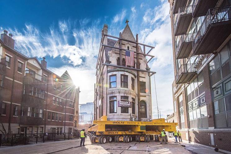 building relocation house in street