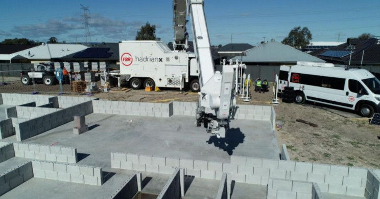 Bricklayer Robot Lays Walls of a House in Three and a Half Regular Shifts Bricklayer Robot Lays Walls of a House in Three and a Half Regular Shifts
