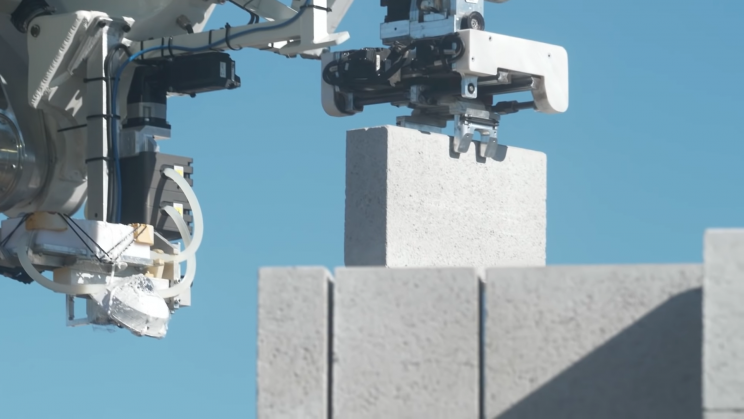 Bricklayer Robot Lays Walls of a House in Three and a Half Regular Shifts Bricklayer Robot Lays Walls of a House in Three and a Half Regular Shifts