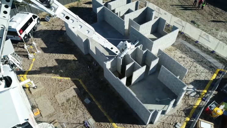 Bricklayer Robot Lays Walls of a House in Three and a Half Regular Shifts Bricklayer Robot Lays Walls of a House in Three and a Half Regular Shifts