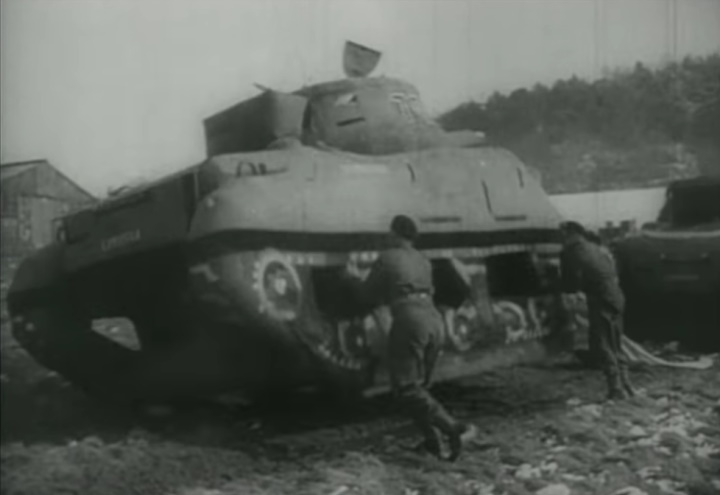 Inflatable decoy tank Inflatable decoy tank