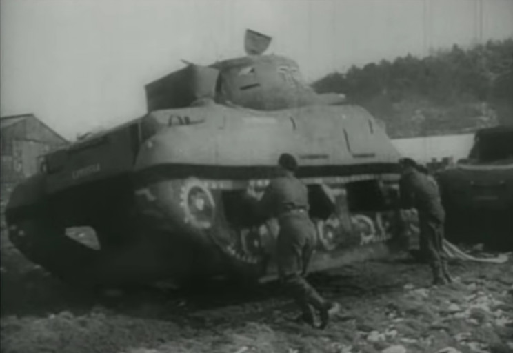 Inflatable decoy tank Inflatable decoy tank