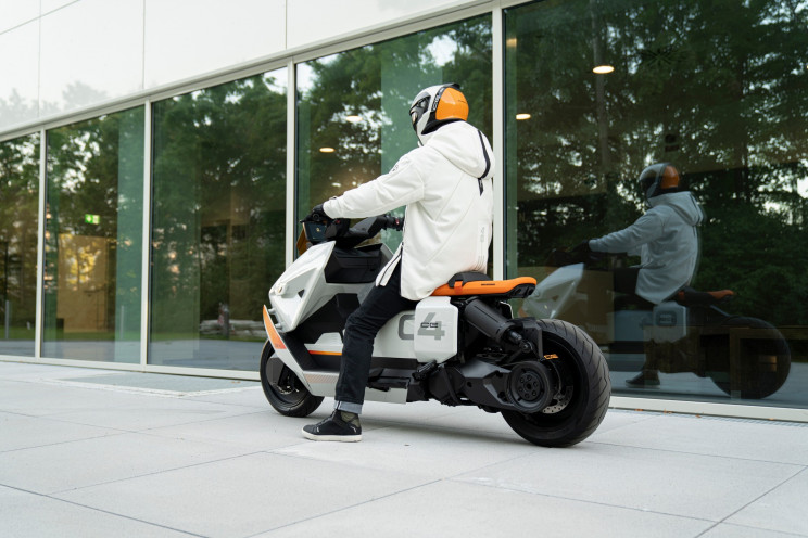 BMW’s New ‘Moving Screen’ Electric Scooter Concept Unveiled BMW’s New ‘Moving Screen’ Electric Scooter Concept Unveiled