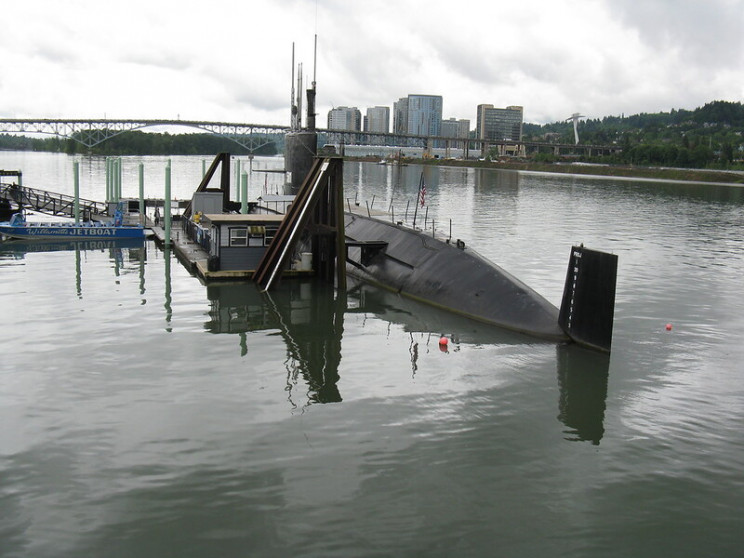 escape sinking submarine