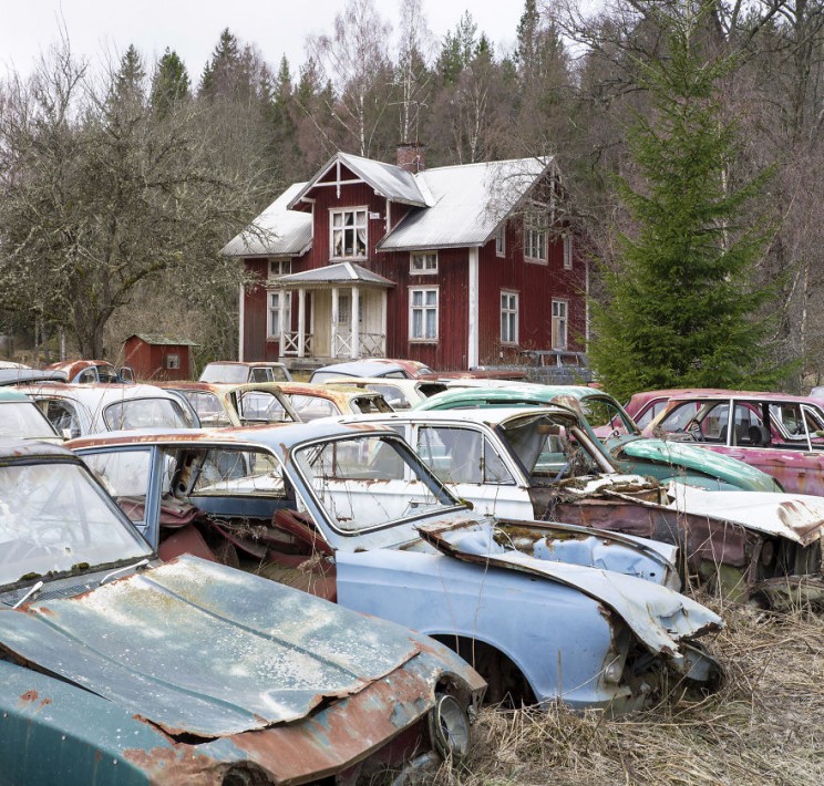 Photographer Documents Sweden's Abandoned Car Cemetery Photographer Documents Sweden's Abandoned Car Cemetery