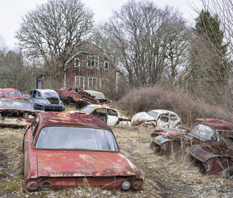 Photographer Documents Sweden's Abandoned Car Cemetery Photographer Documents Sweden's Abandoned Car Cemetery