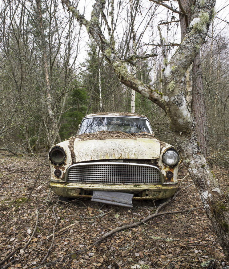 Photographer Documents Sweden's Abandoned Car Cemetery Photographer Documents Sweden's Abandoned Car Cemetery