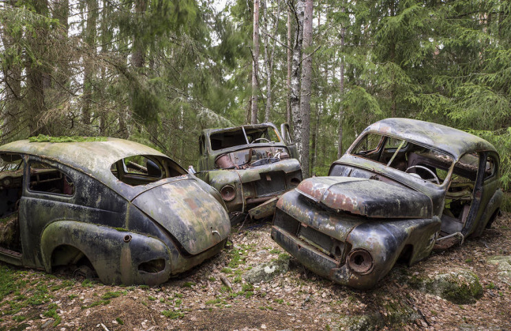 Photographer Documents Sweden's Abandoned Car Cemetery Photographer Documents Sweden's Abandoned Car Cemetery