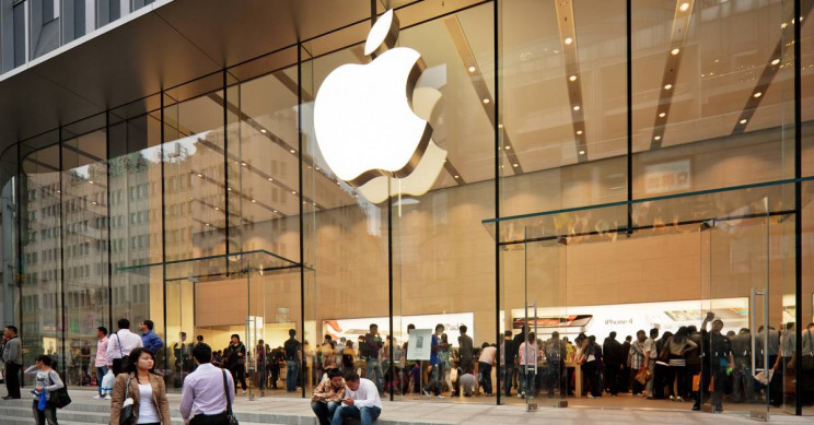 Apple Employee Sent Himself Very Personal Pic from Customer's Phone