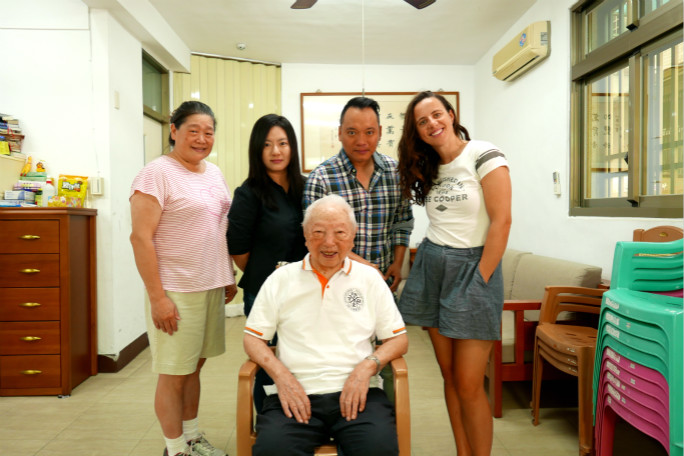 105-Year-Old Breaks Guinness Record for Oldest Person to Paraglide Tandem 105-Year-Old Breaks Guinness Record for Oldest Person to Paraglide Tandem