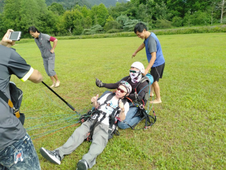 105-Year-Old Breaks Guinness Record for Oldest Person to Paraglide Tandem 105-Year-Old Breaks Guinness Record for Oldest Person to Paraglide Tandem