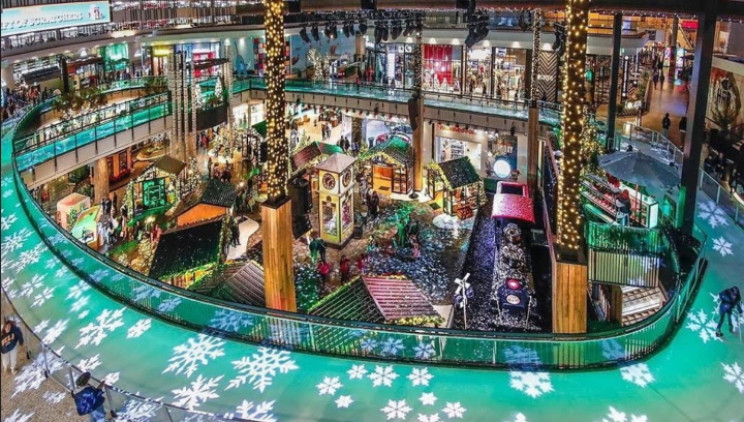 Mall synthetic ice rink Mall synthetic ice rink