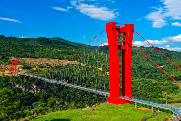 The World’s Longest Glass-Bottom Bridge Is Built in China The World’s Longest Glass-Bottom Bridge Is Built in China