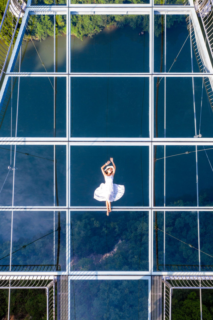 The World’s Longest Glass-Bottom Bridge Is Built in China The World’s Longest Glass-Bottom Bridge Is Built in China