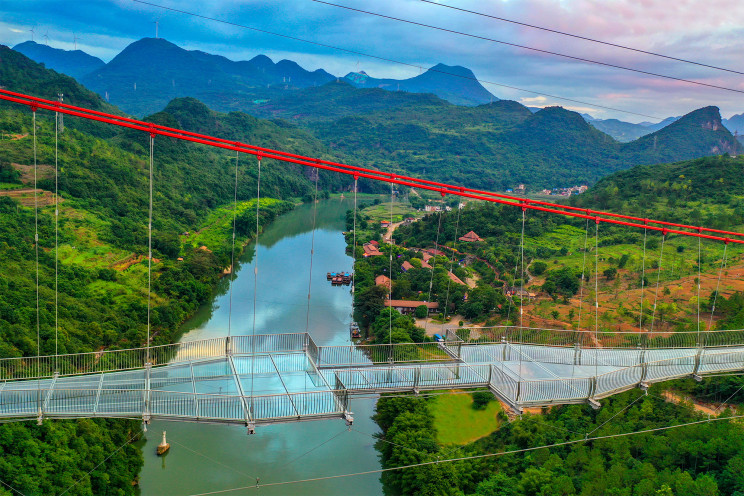 The World’s Longest Glass-Bottom Bridge Is Built in China The World’s Longest Glass-Bottom Bridge Is Built in China