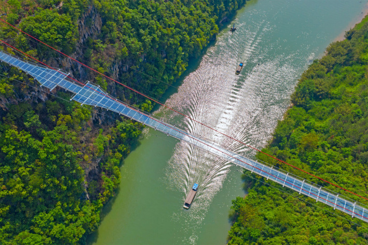 The World’s Longest Glass-Bottom Bridge Is Built in China The World’s Longest Glass-Bottom Bridge Is Built in China