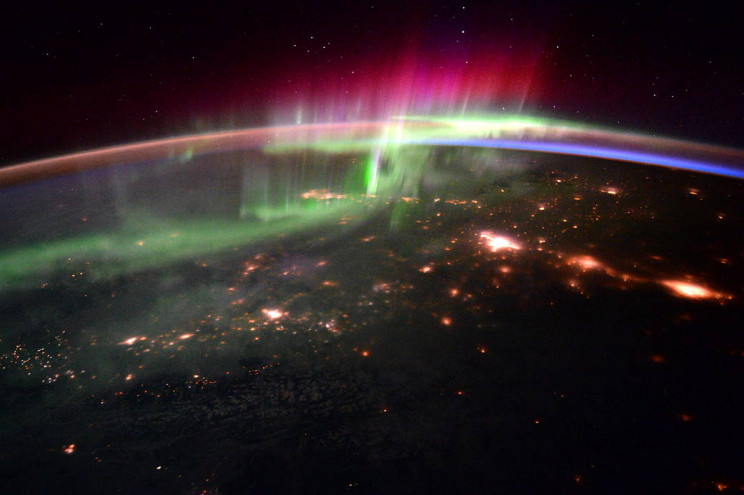 Aurora Meets Airglow in Ethereal Photo Captured from ISS Aurora Meets Airglow in Ethereal Photo Captured from ISS