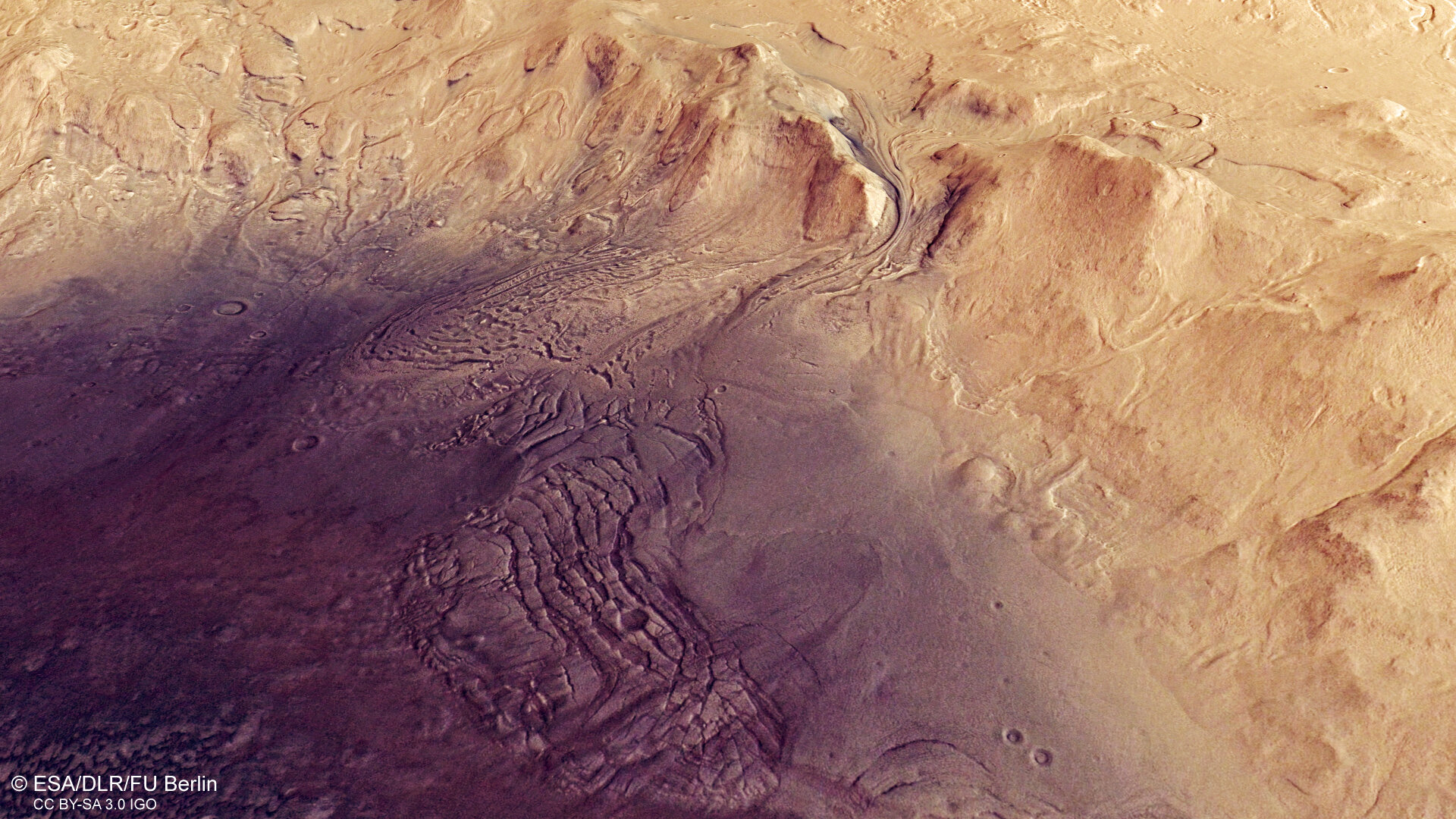 Impressive Images of Mars' Moreux Crater Captured by Mars Express Impressive Images of Mars' Moreux Crater Captured by Mars Express