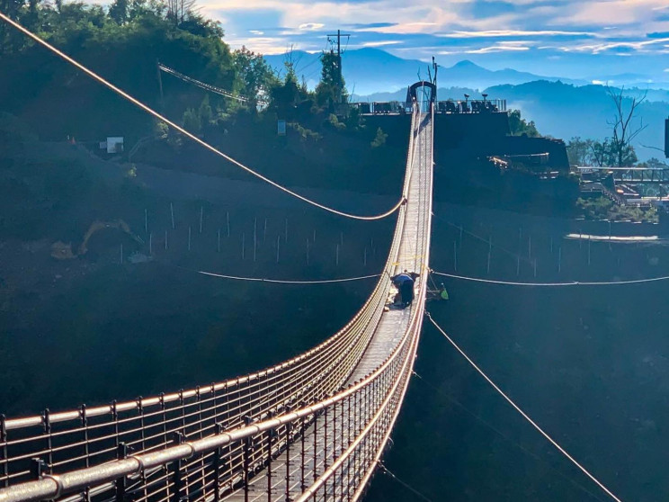 Glass Panel Cracks on Gatlinburg SkyBridge After Guest Does Baseball Slide Glass Panel Cracks on Gatlinburg SkyBridge After Guest Does Baseball Slide