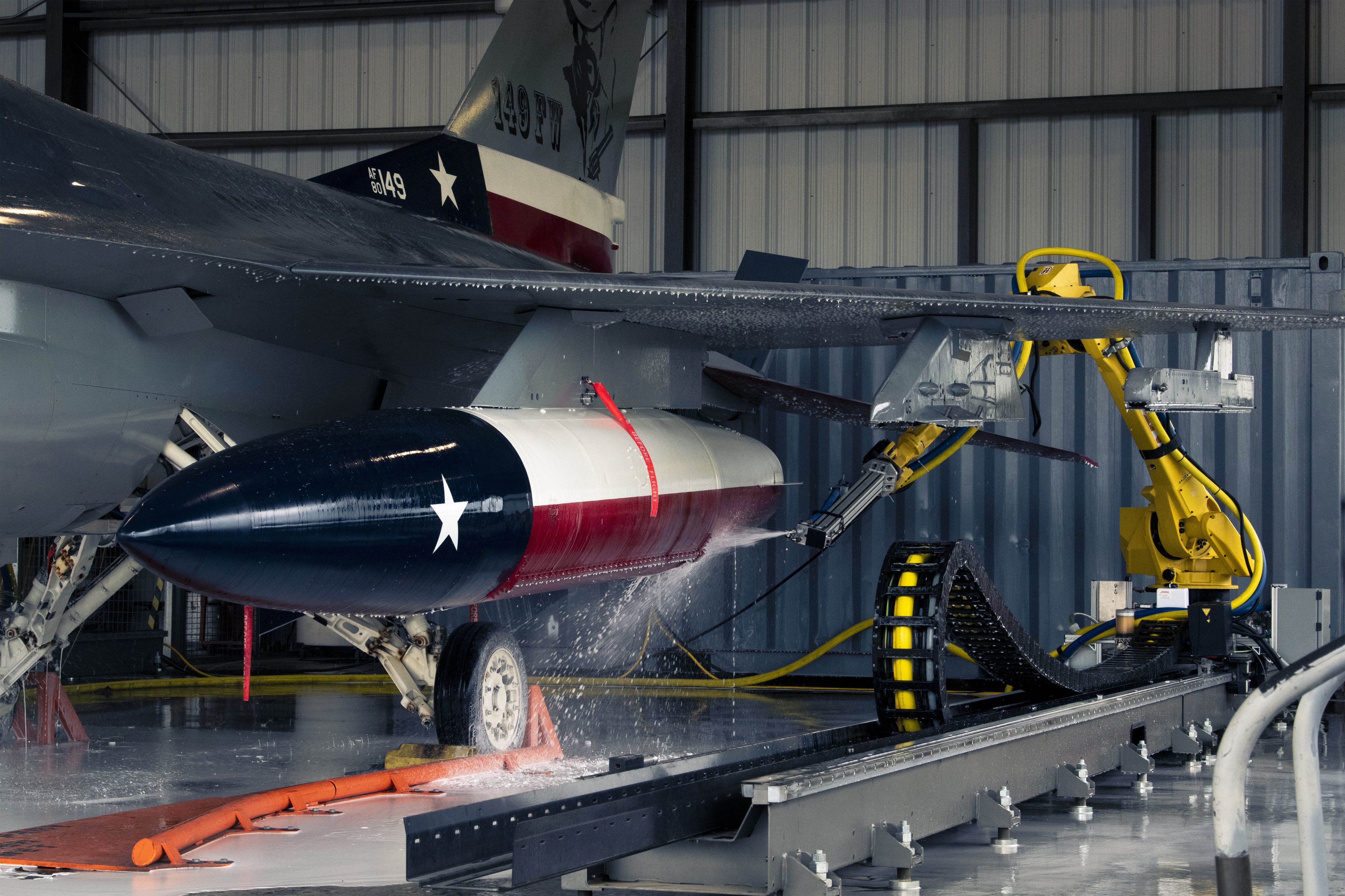 F-16 Fighter Jets Get a Full Wash by Robots Now F-16 Fighter Jets Get a Full Wash by Robots Now