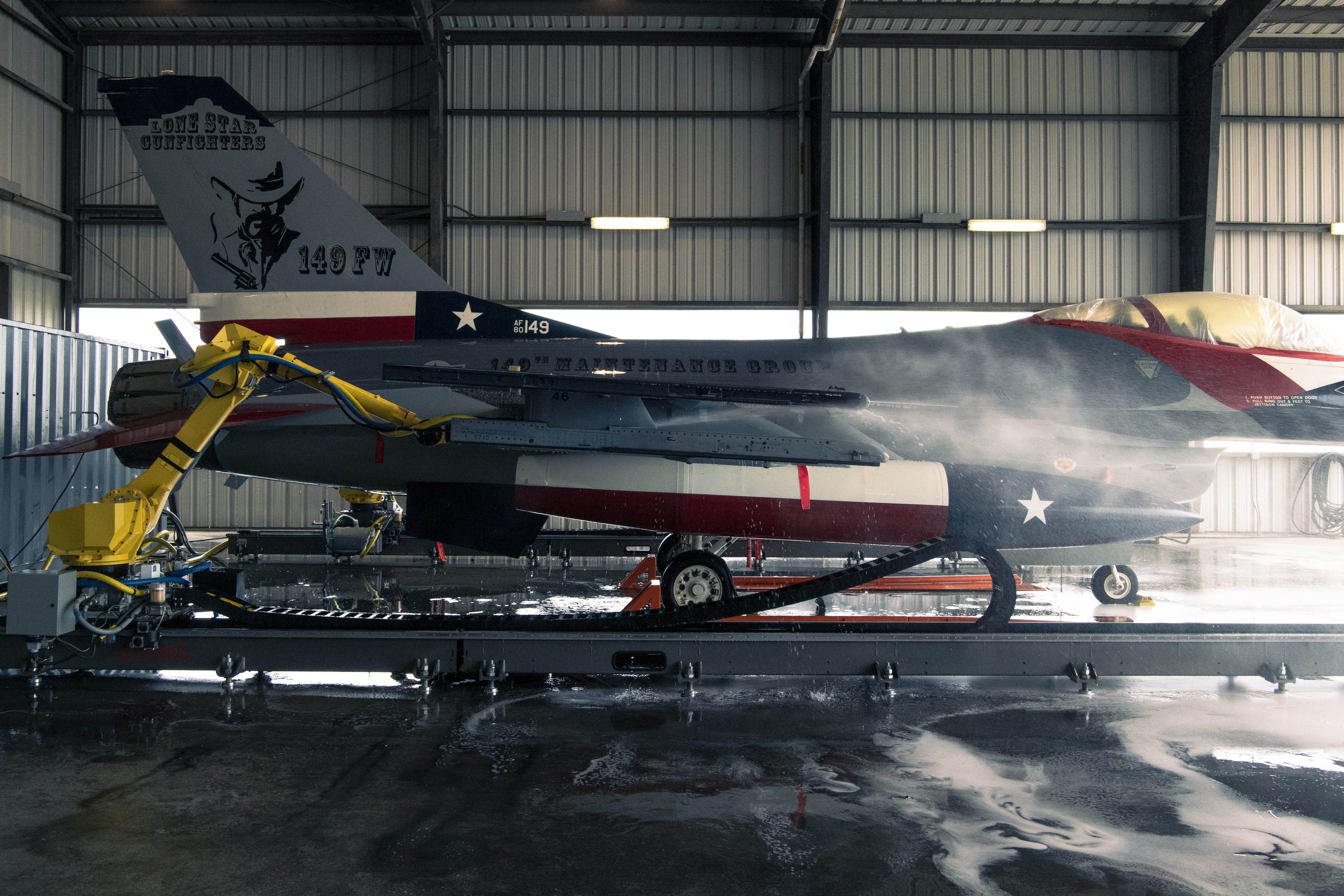 F-16 Fighter Jets Get a Full Wash by Robots Now F-16 Fighter Jets Get a Full Wash by Robots Now