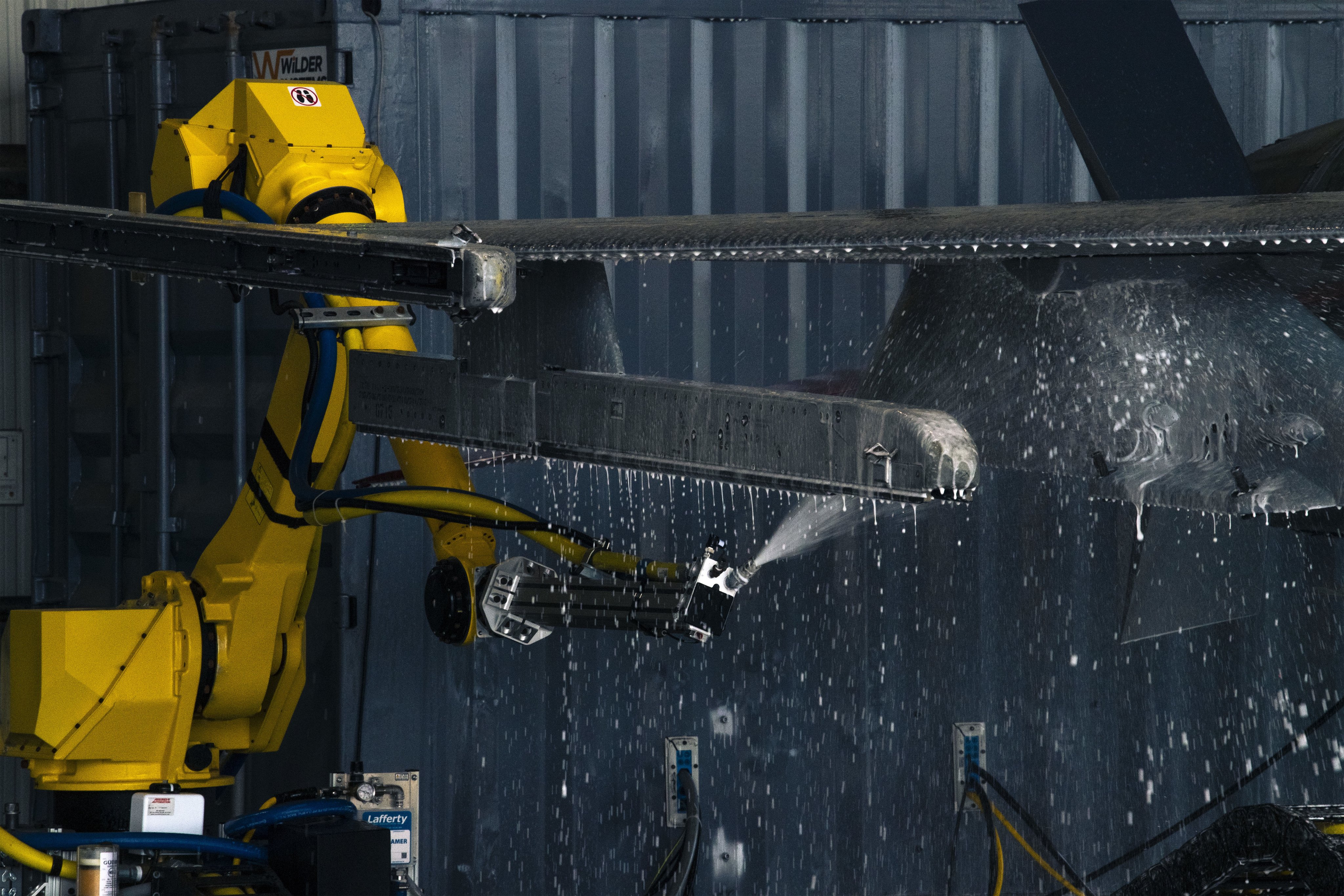 F-16 Fighter Jets Get a Full Wash by Robots Now F-16 Fighter Jets Get a Full Wash by Robots Now