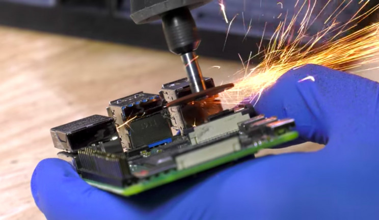 Software Engineer Builds Tiny iMac by Partly Destroying Raspberry Pi Software Engineer Builds Tiny iMac by Partly Destroying Raspberry Pi