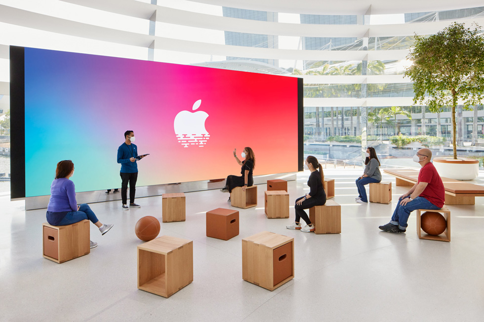 Floating Apple Marina Bay Sands Store Opens in Singapore Floating Apple Marina Bay Sands Store Opens in Singapore