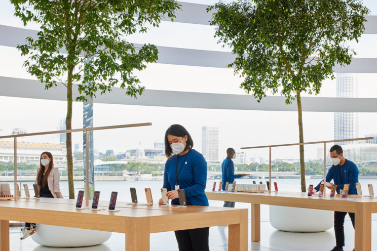 Floating Apple Marina Bay Sands Store Opens in Singapore Floating Apple Marina Bay Sands Store Opens in Singapore