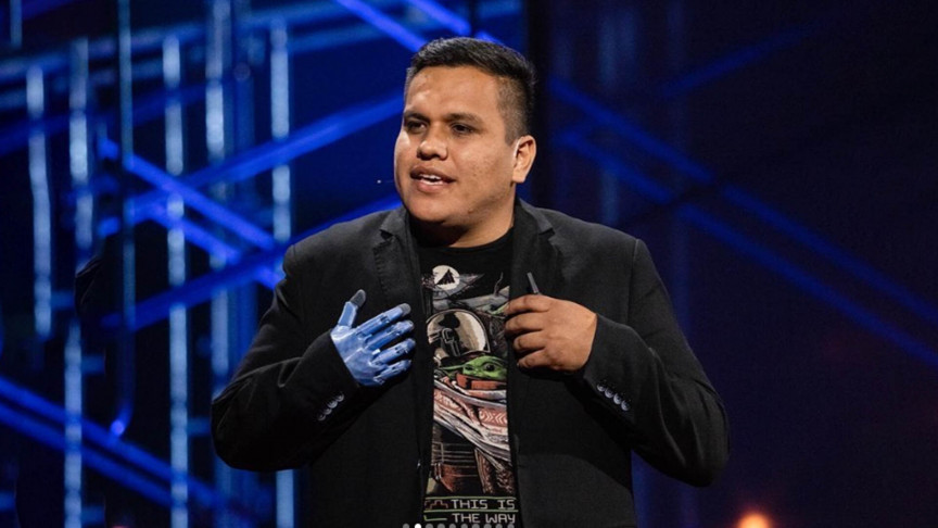 Engineer born with one hand makes a prosthetic one out of plastic bottles for $800 - Vimarsana News
