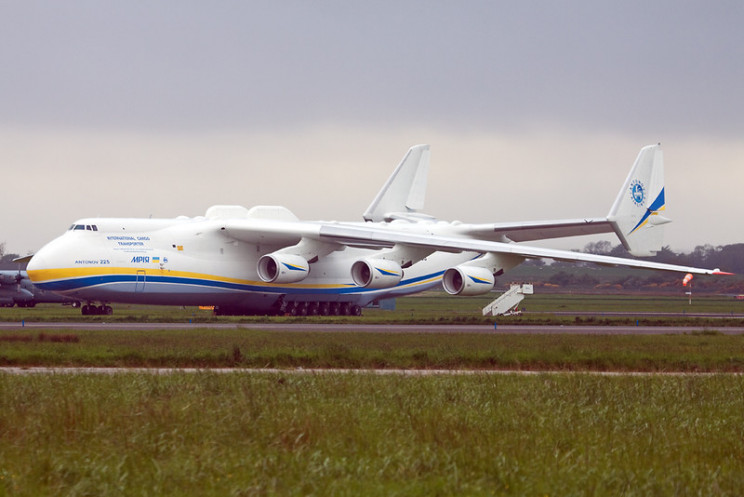 An-225 taxiing