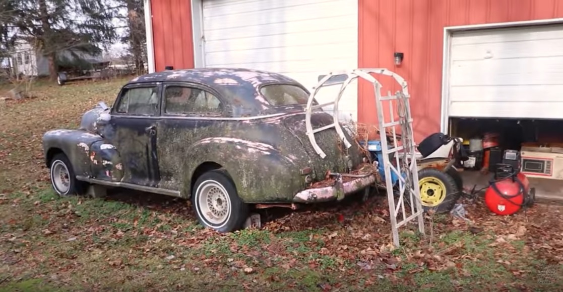 YouTuber Auctions off 50 Antique Cars Found in Pennsylvania Barn YouTuber Auctions off 50 Antique Cars Found in Pennsylvania Barn