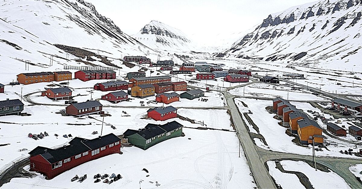 longyearbyen-arctic-town Longyearbyen Arctic Town