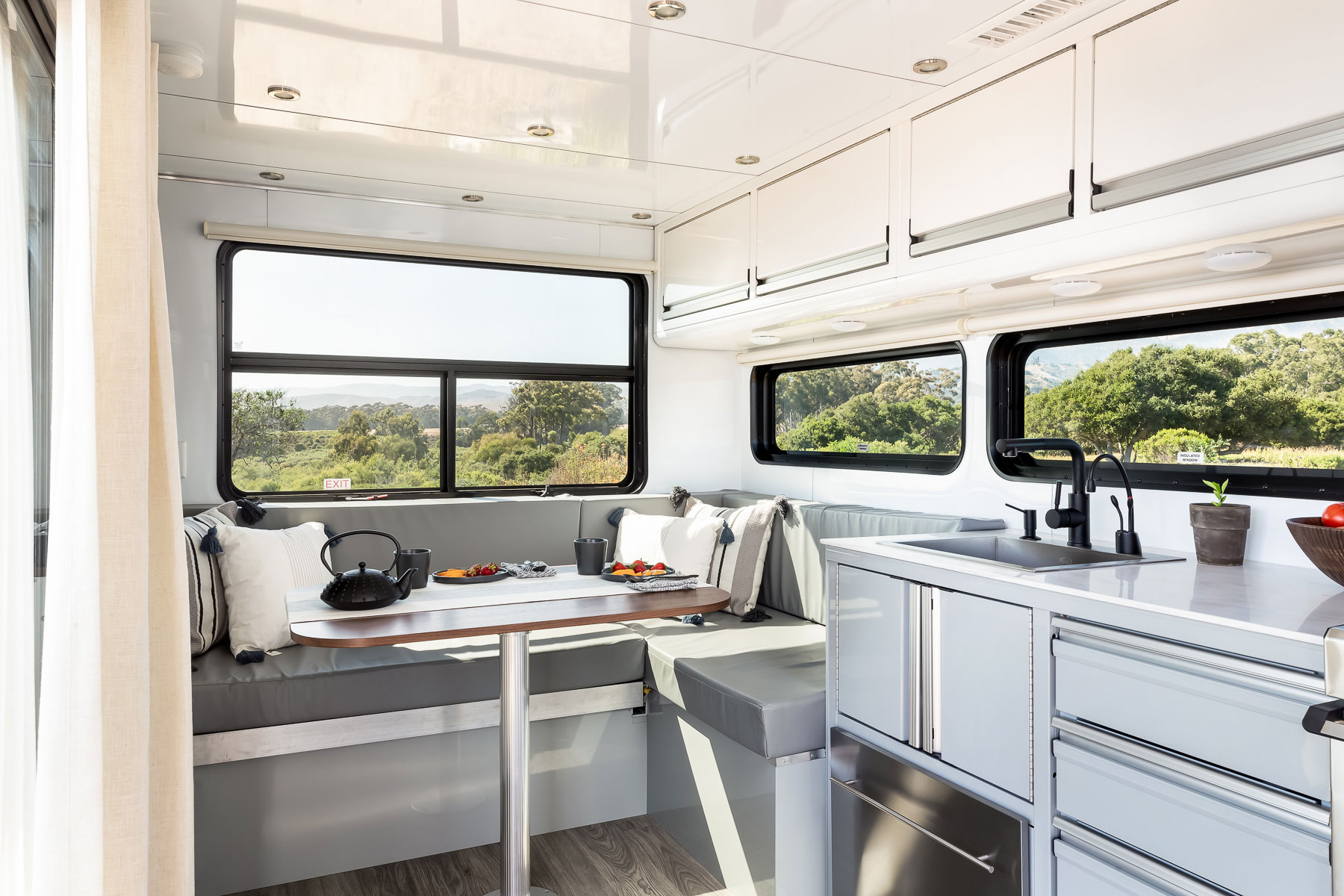 Luxury Trailer Has Enough Power to Charge a Tesla Cybertruck Luxury Trailer Has Enough Power to Charge a Tesla Cybertruck
