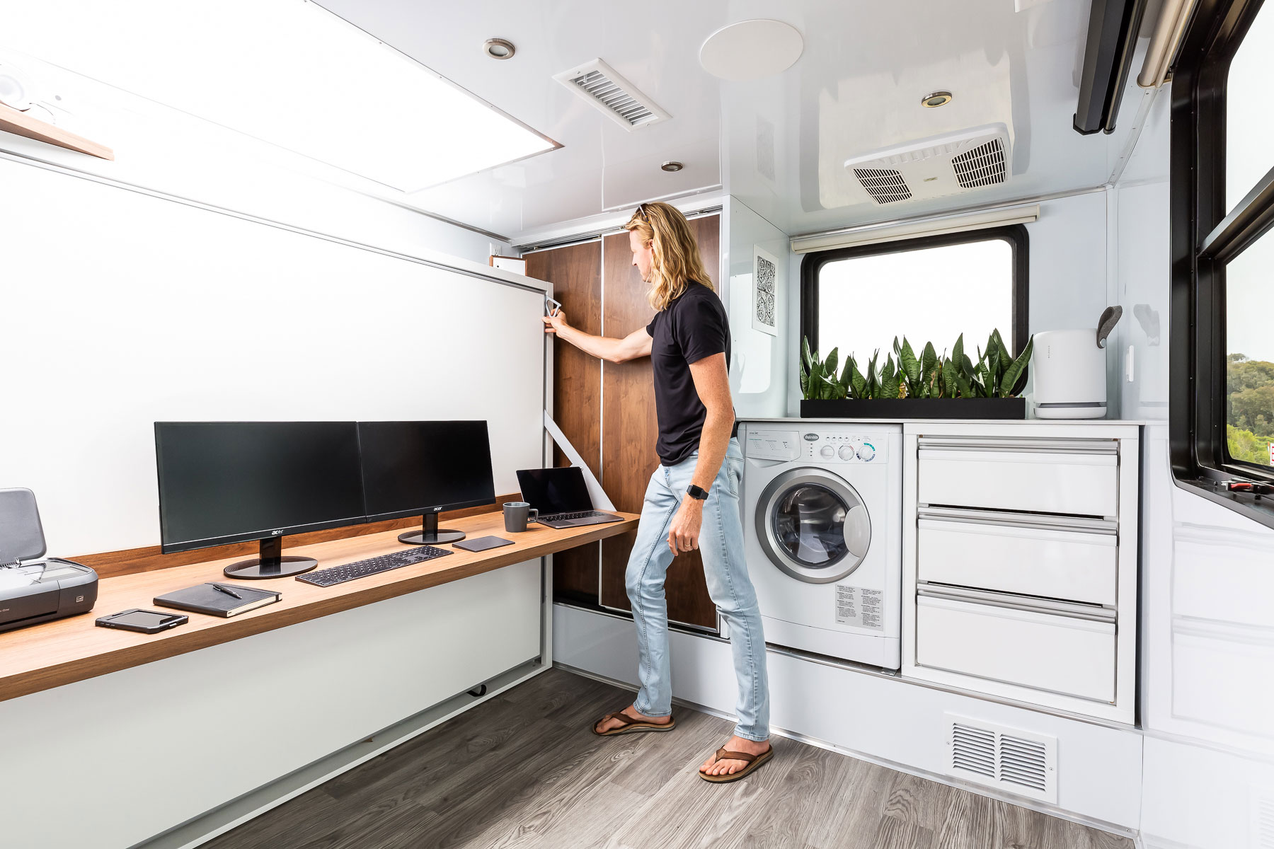 Luxury Trailer Has Enough Power to Charge a Tesla Cybertruck Luxury Trailer Has Enough Power to Charge a Tesla Cybertruck