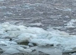 Frozen Connecticut River Elegantly Sends Chunks of Ice Downstream
