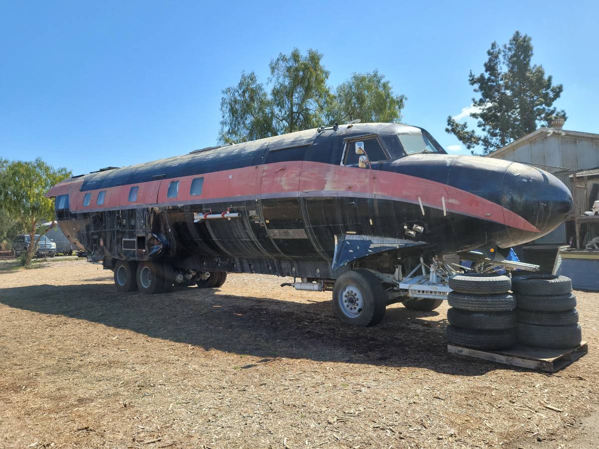 This Airplane Body RV Is Just The Right Amount of Crazy for $28K This Airplane Body RV Is Just The Right Amount of Crazy for $28K