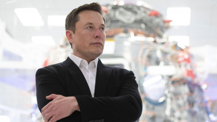 Tesla will produce robotaxis without steering wheel or pedals in 2024, Musk says
