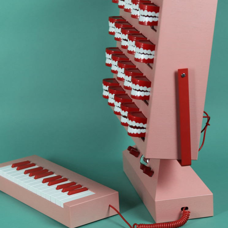 Inventor Builds Spooky Synth With Chattering Plastic Teeth Inventor Builds Spooky Synth With Chattering Plastic Teeth