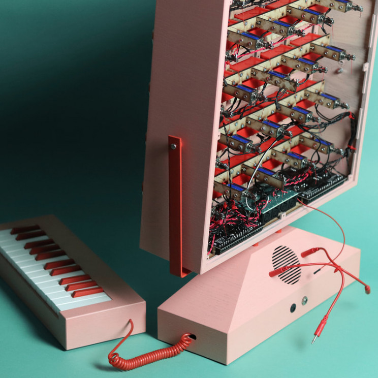 Inventor Builds Spooky Synth With Chattering Plastic Teeth Inventor Builds Spooky Synth With Chattering Plastic Teeth