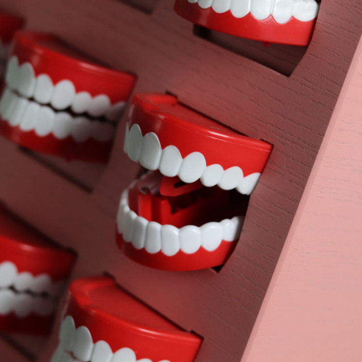 Inventor Builds Spooky Synth With Chattering Plastic Teeth Inventor Builds Spooky Synth With Chattering Plastic Teeth